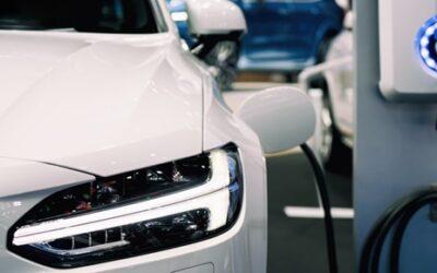Carregar carro elétrico no condomínio